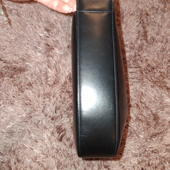 Louis Vuitton Black Epi Leather Shoulder Bag - Picture 3 of 10
